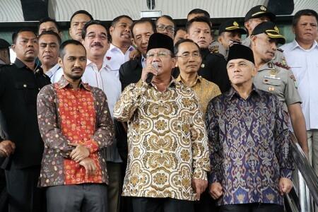 Adakah yang bisa menafsirkn lirikan Samad ke Prabowo?