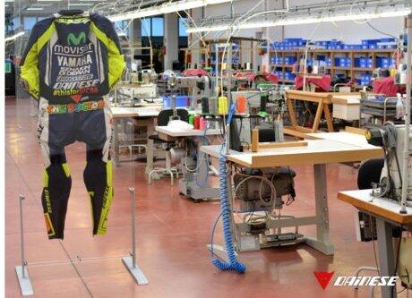 Gila, Baju Balap Rossi Laku Hampir 400 Juta, Bs Buat Rumah, Atau Beli Mobil SUV nih..