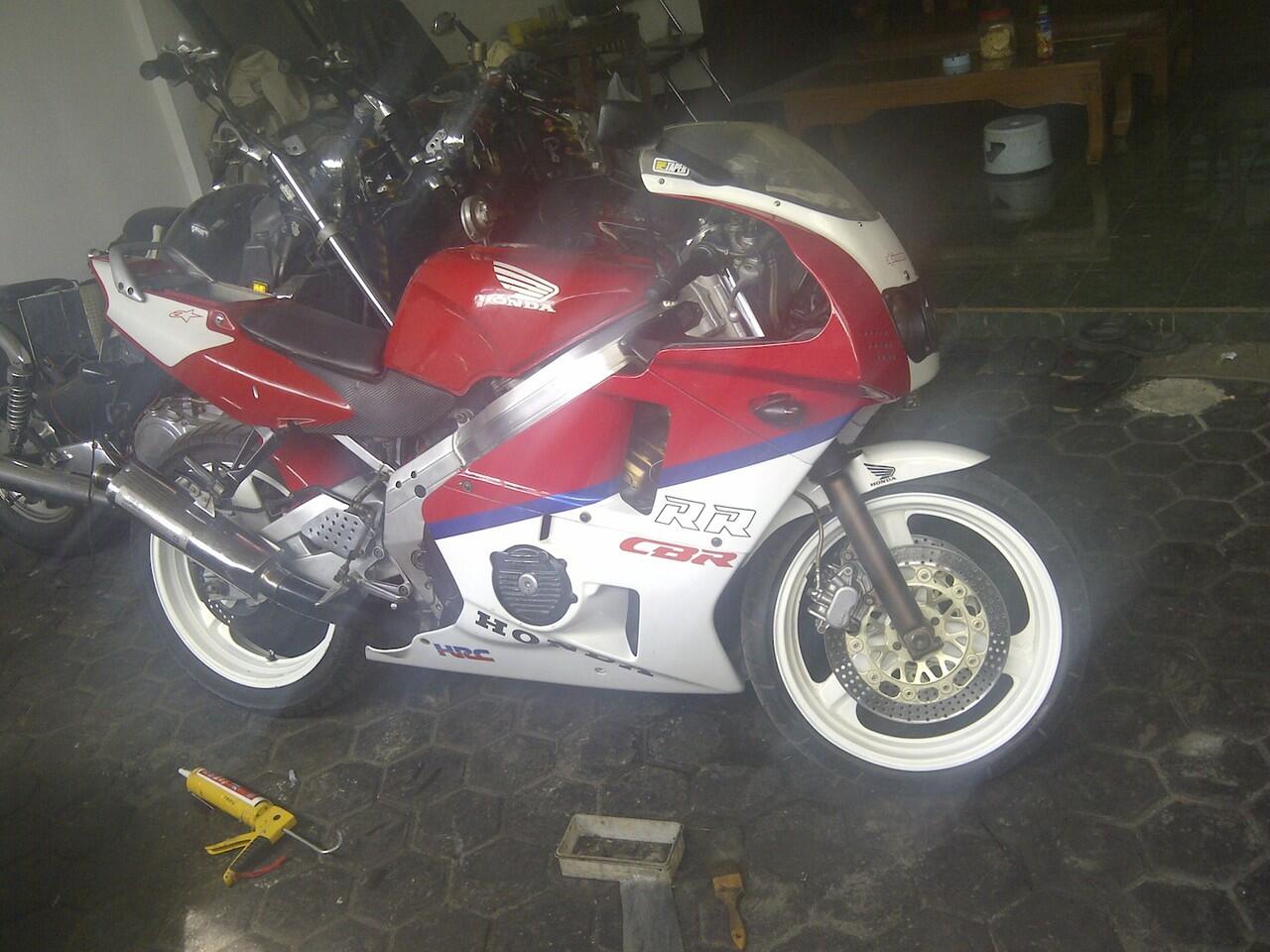 CBR 400 RR-K NC 23 HURRICANE/TRI-ARM