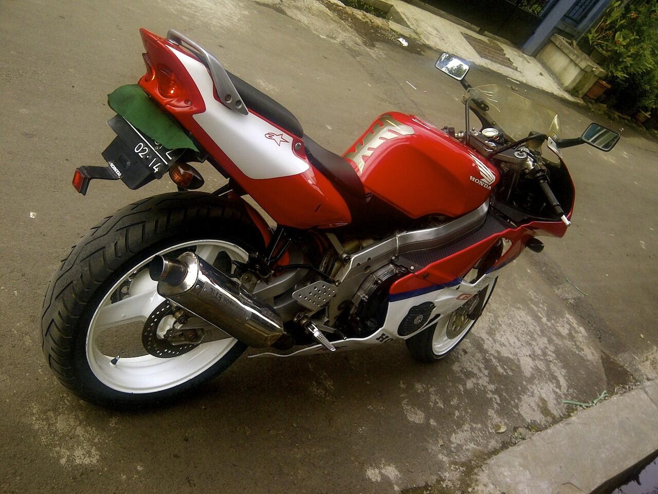 CBR 400 RR-K NC 23 HURRICANE/TRI-ARM