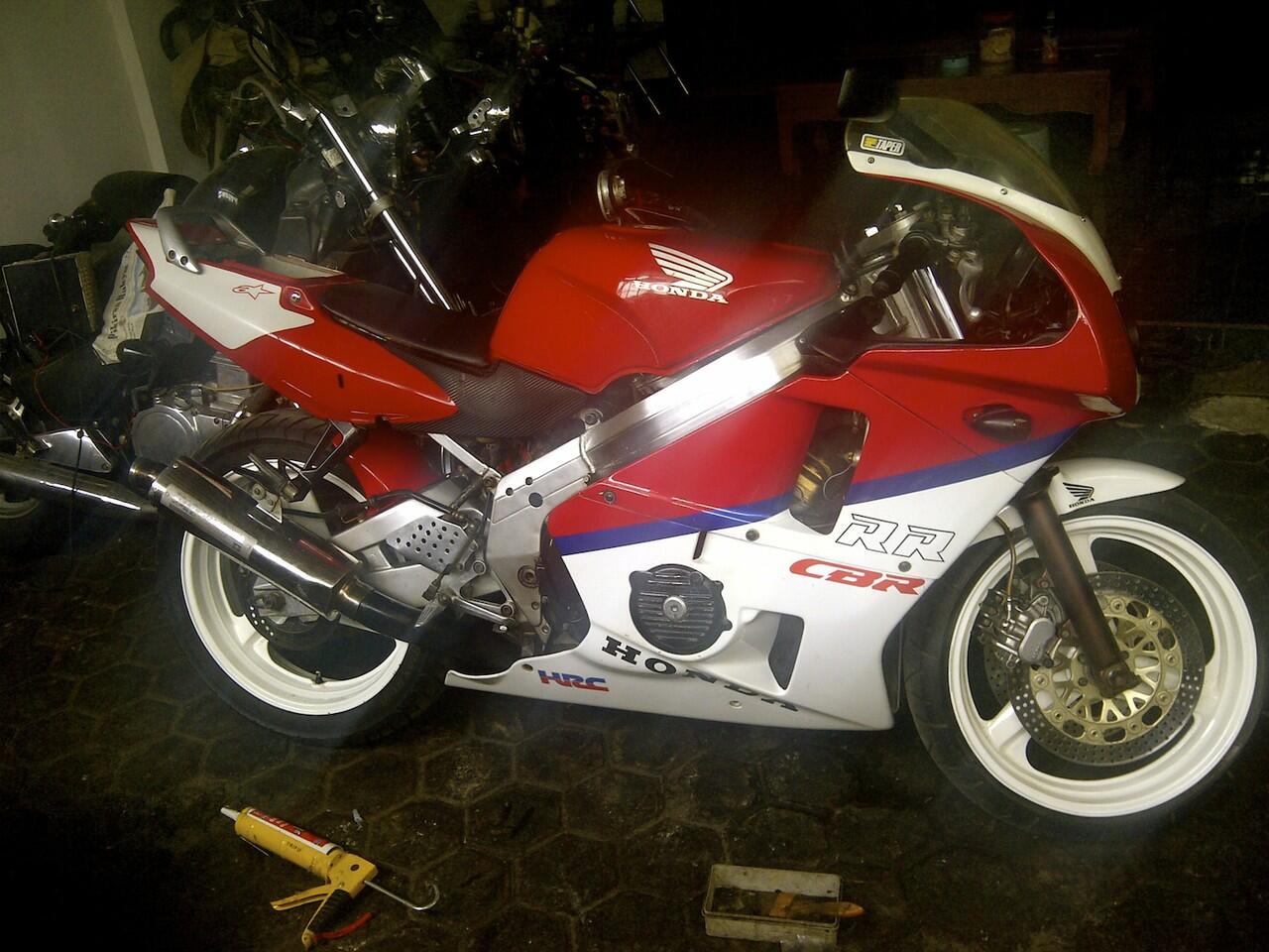 CBR 400 RR-K NC 23 HURRICANE/TRI-ARM