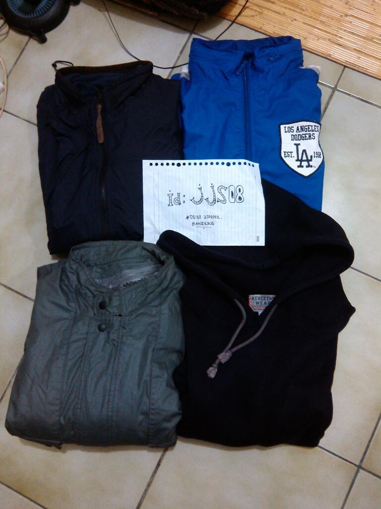 jaket windbreaker, hoodie dan parasut UNIQLO, HILL CLOP, FOX FIRE dan Crocodille. cek