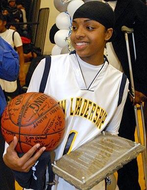 Pebasket Fenomenal Berjuang Hapus Larangan Hijab 