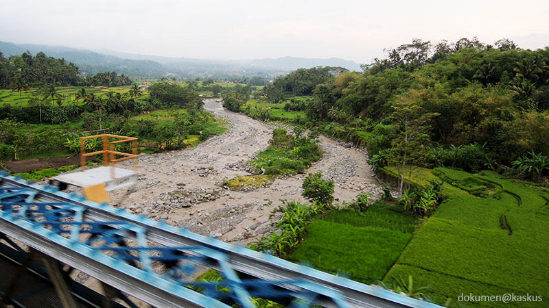 Menikmati Keindahan Alam Indonesia Dari Atas Kereta Api