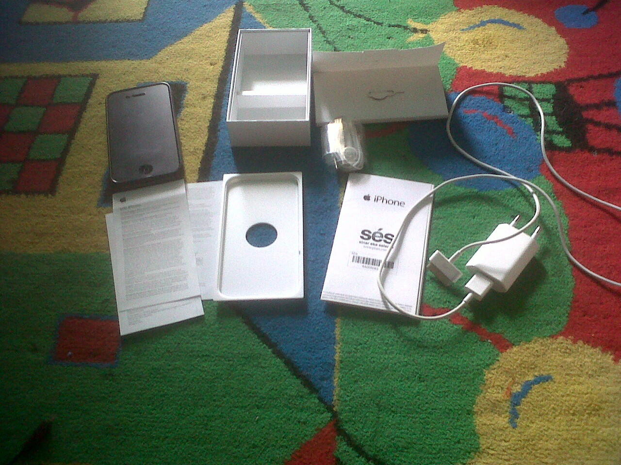 iphone 4g FU GSM warna hitam memori 8gb lokasi bandung