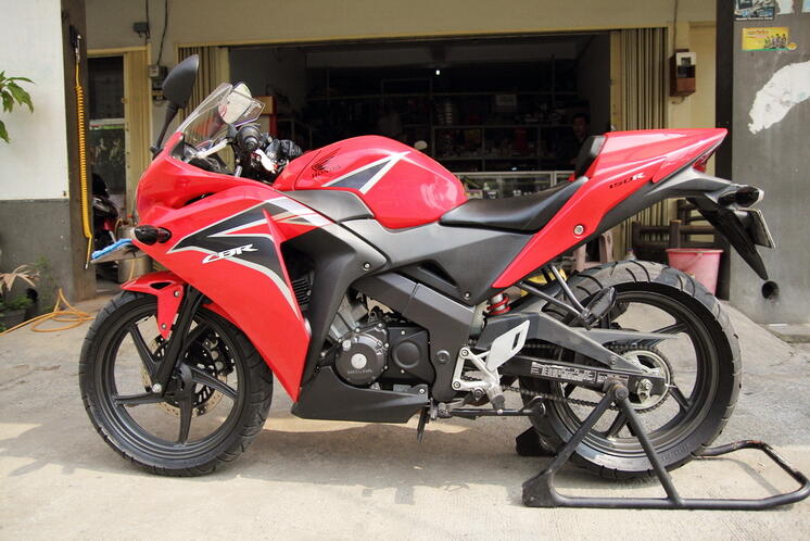 Honda CBR150cc 2011 Merah - Terawat Sangat Mulus