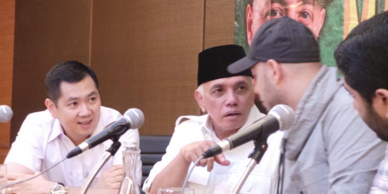 Disuruh Hatta Rajasa Acungkan Satu Jari, Maher Zain Cuma Senyum