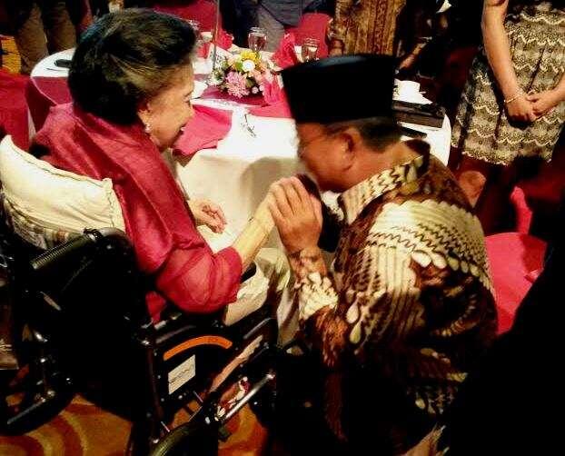 SALUT ! Prabowo Sungkem kepada Wartawati Pertama RI