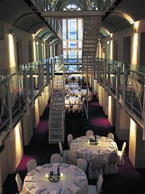 10 Restaurants Dengan Tempat Yang Unik &#91;Must See!&#93;