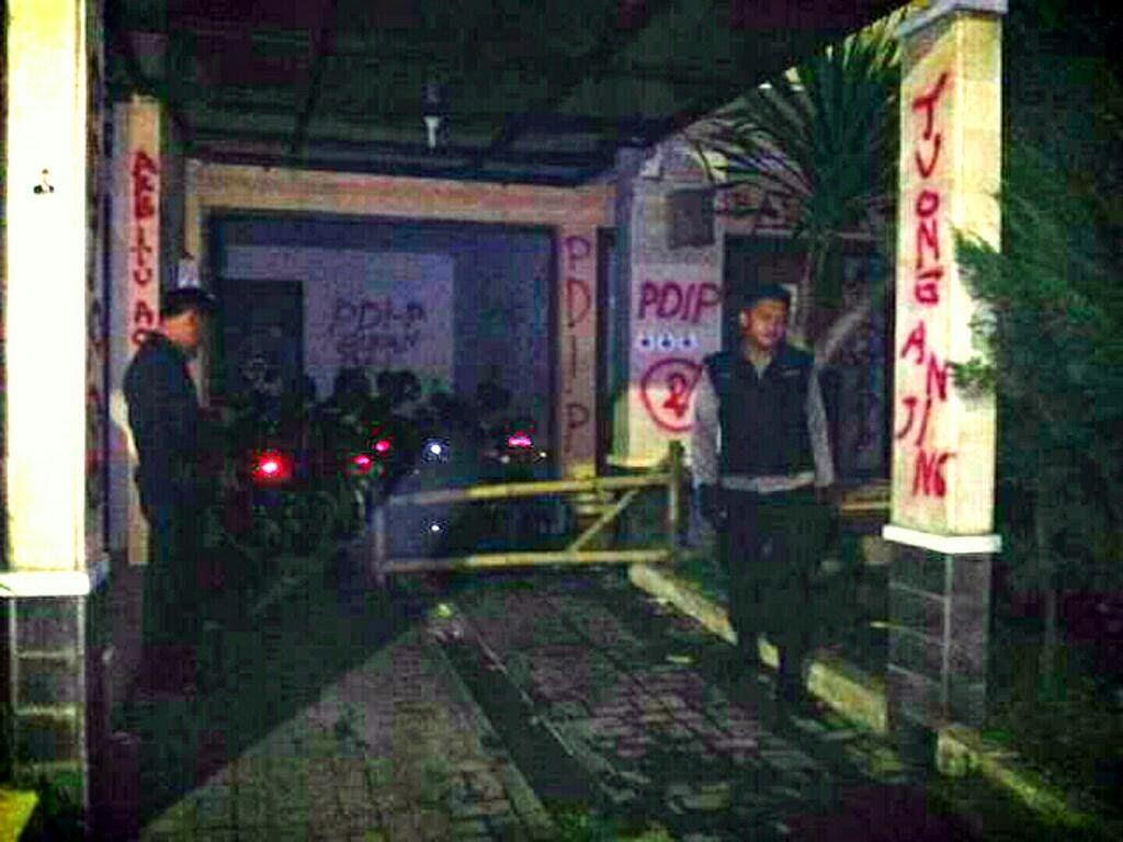 &#91;mending ORBA atau PKI?&#93; PDIP Bantah Segel Kantor TV One Jogja, Berikut Foto-fotonya!