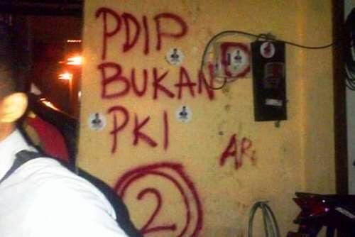 &#91;mending ORBA atau PKI?&#93; PDIP Bantah Segel Kantor TV One Jogja, Berikut Foto-fotonya!