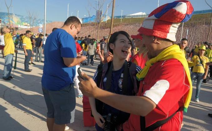 Gadis Jepang Ini Jadi incaran foto sesama supporter Piala Dunia 2014 gan!