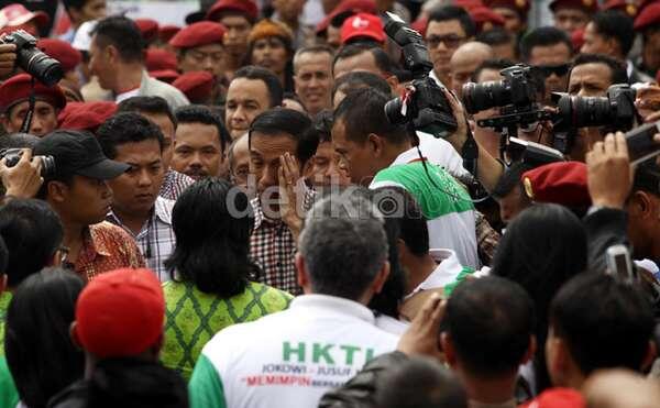 Ribuan Massa Sambut Jokowi di Bandung 