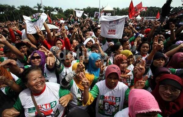 Ribuan Massa Sambut Jokowi di Bandung 