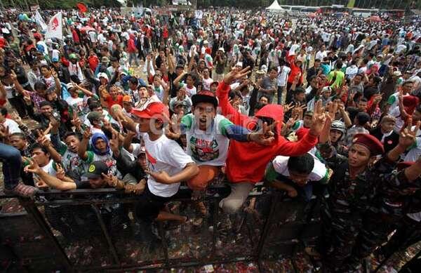 Ribuan Massa Sambut Jokowi di Bandung 