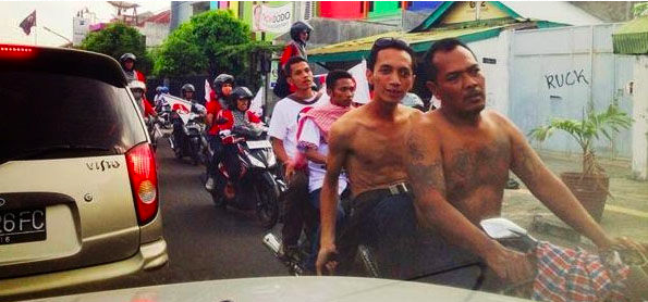 “Hari ini, alam dua jari itu sudah berubah jd acung jari tengah pada kebebasan pers"