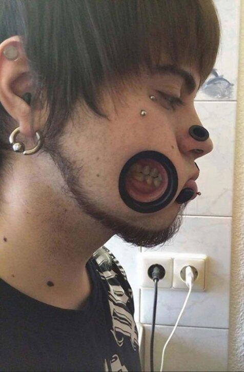 Tak puas dengan tindik telinga, pria ini lubangi pipi dan hidung