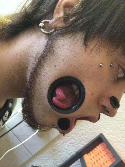 Tak puas dengan tindik telinga, pria ini lubangi pipi dan hidung