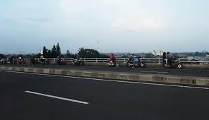 (Berkat Jasa Tukang Kredit Motor) Makin Malam, 'Jembatan Cinta' Makin Panas