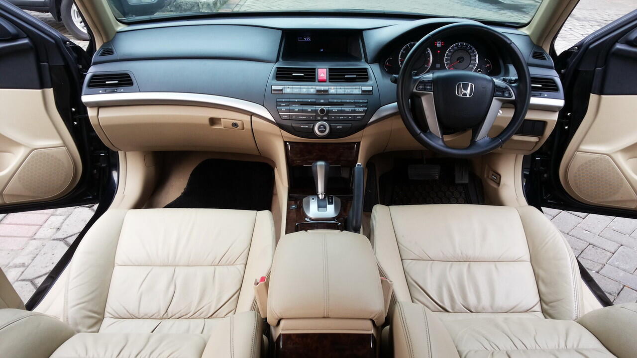 HONDA ACCORD 2.4 VTIL AT 2010 HITAM - KM Pendek Record