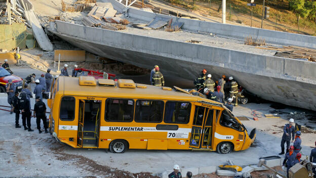 Jalan Layang Dekat Stadion Piala Dunia Ambruk