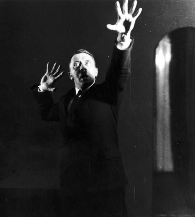 &#91;HOT PIC&#93; Foto-Foto Adolf Hitler Berlatih Pidato Didepan Cermin