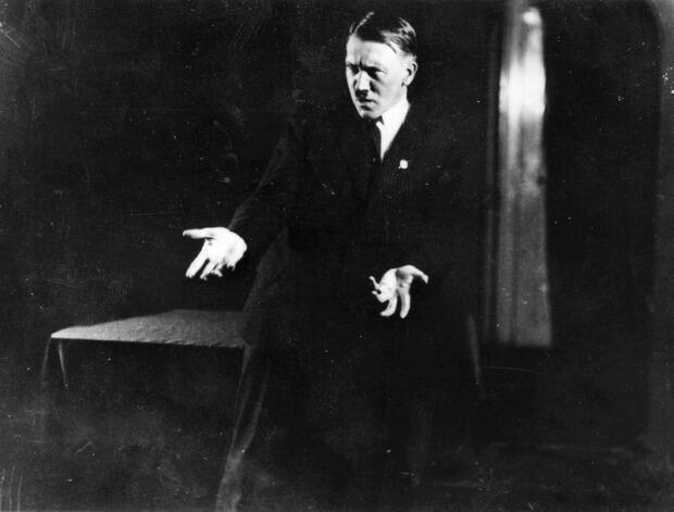 &#91;HOT PIC&#93; Foto-Foto Adolf Hitler Berlatih Pidato Didepan Cermin