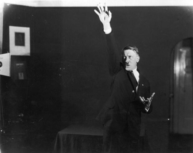 &#91;HOT PIC&#93; Foto-Foto Adolf Hitler Berlatih Pidato Didepan Cermin