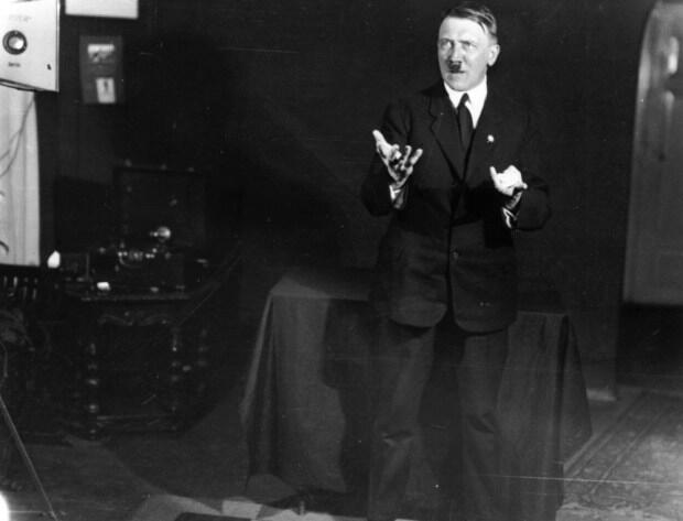 &#91;HOT PIC&#93; Foto-Foto Adolf Hitler Berlatih Pidato Didepan Cermin