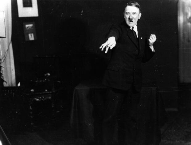 &#91;HOT PIC&#93; Foto-Foto Adolf Hitler Berlatih Pidato Didepan Cermin