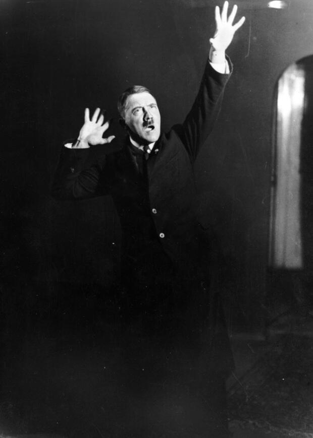 &#91;HOT PIC&#93; Foto-Foto Adolf Hitler Berlatih Pidato Didepan Cermin