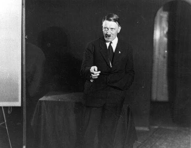 &#91;HOT PIC&#93; Foto-Foto Adolf Hitler Berlatih Pidato Didepan Cermin