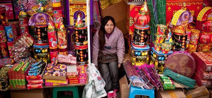 Menguak isi dalam kembang api oleh photohrapher Andrew Waits