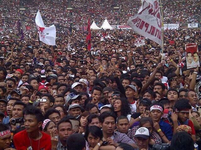 Foto-foto menakjubkan konser 2 jari &#91;People Power is Real&#93;