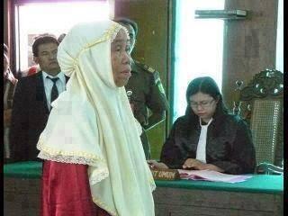 "SEORANG NENEK MENCURI SINGKONG KARNA KELAPARAN, HAKIM MENANGIS SAAT MENJATUHKAN VONI