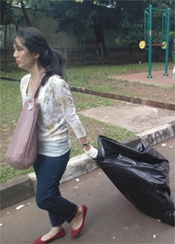 Ini Si Cantik yang Punguti Sampah di Konser Salam 2 Jari