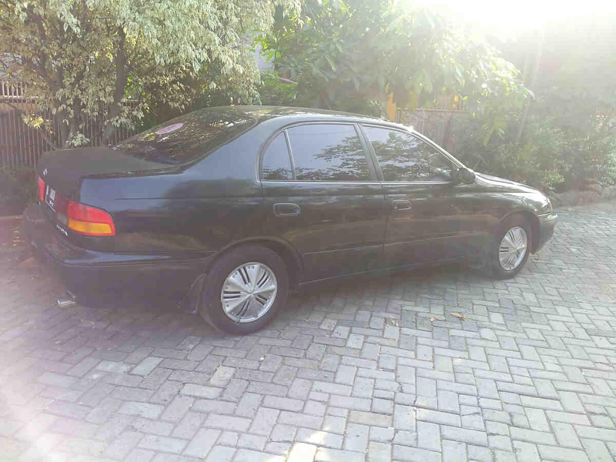 Toyota Corona absolut 2000 hijau metalik, murah sekali....