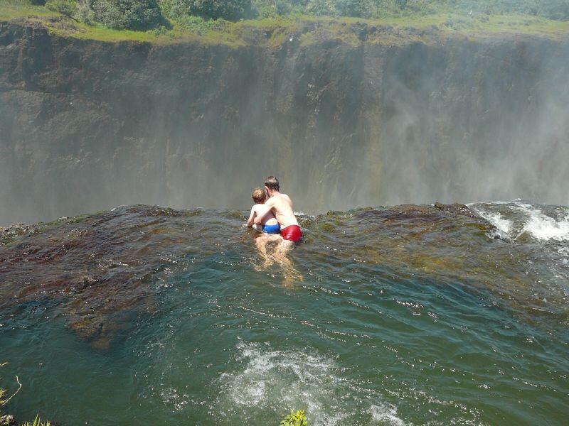 30 Tempat Berenang Paling Epic dan Ada Juga Yang Ekstrim