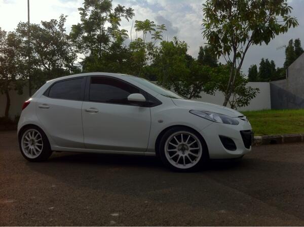 Mazda 2 thn 2011 White A/T