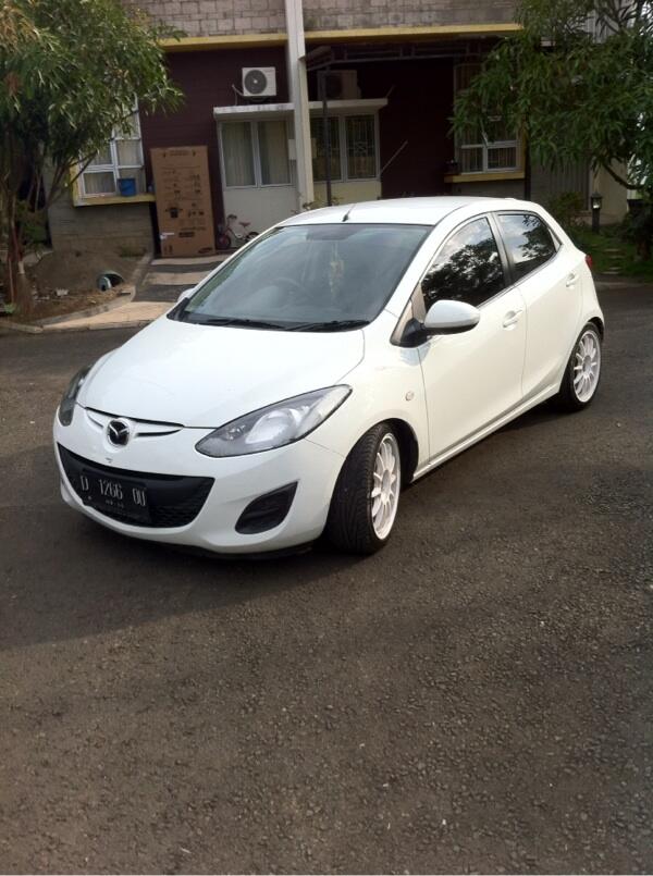 Mazda 2 thn 2011 White A/T
