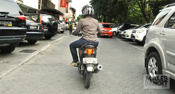 Menebak Berapa Lama Seseorang di Atas Motor Dilihat dari Posisi Duduknya