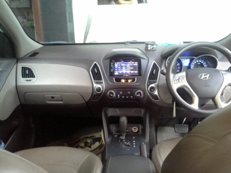 jual hyundai tucson AT Triptronik putih 2012