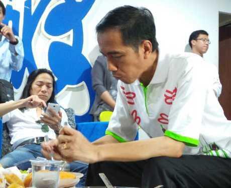 &#91;Bukti&#93; Jokowi tidak puasa sewaktu konser salam 2 jari