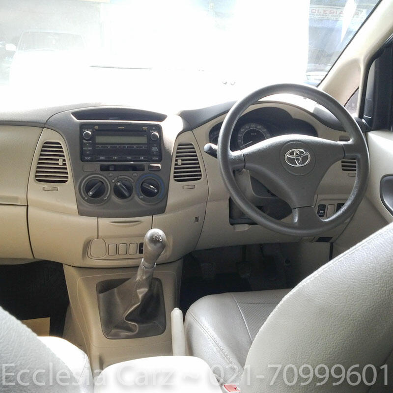 Toyota Kijang Innova 2011 Type G Bensin Hitam Manual.Antik.Siap Pakai