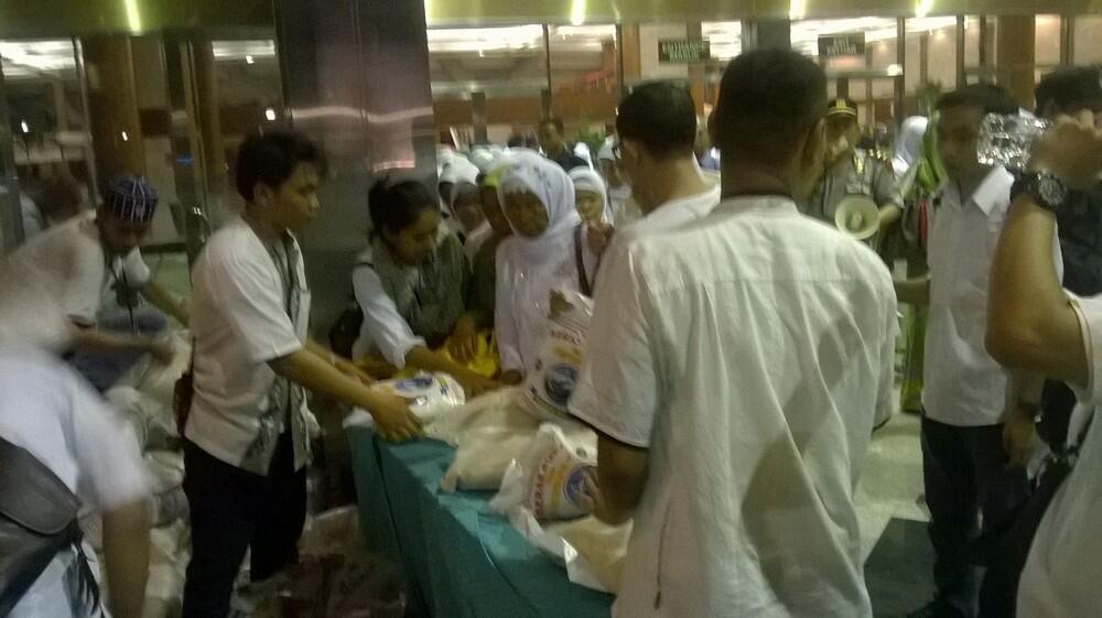 &#91;Belum Puas Kampanye Bowo dapat Salam 2 Jari&#93; Pembagian Sembako di Istighasah Prabowo