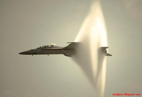 &#91;KEREN&#93; Foto Pesawat Tempur Saat Memasuki Kecepatan Supersonic