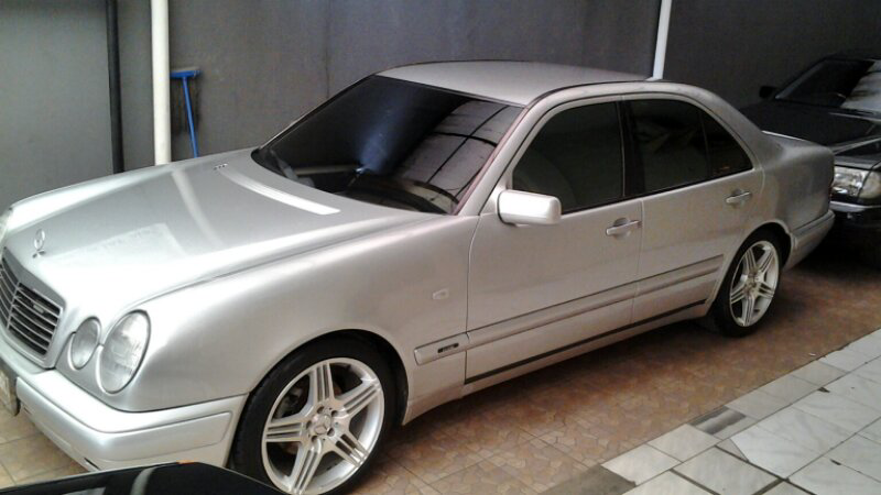 MERCEDES BENZ W210 E230 NEW EYES 97 MANUAL SILVER FACELIFT FULL OPTION