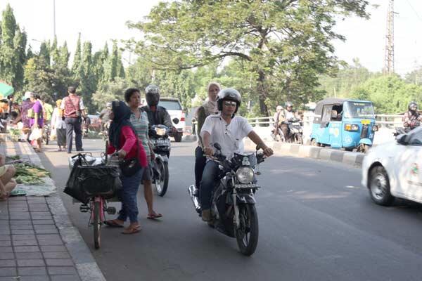 Cara Menghadapi Motor Lawan Arus