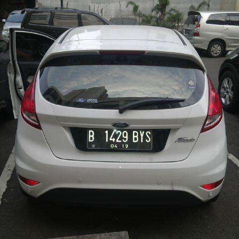 Over Kredit Mobil Ford Fiesta (putih)