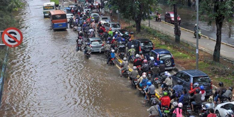 JAKARTA DIGUYUR HUJAN, BERIKUT TIPS BERKENDARA DI KALA BANJIR